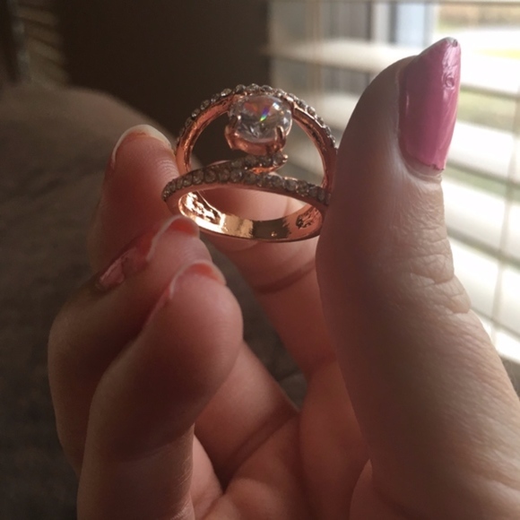 Elegant White Zirconia Fashion Ring - Picture 3 of 4